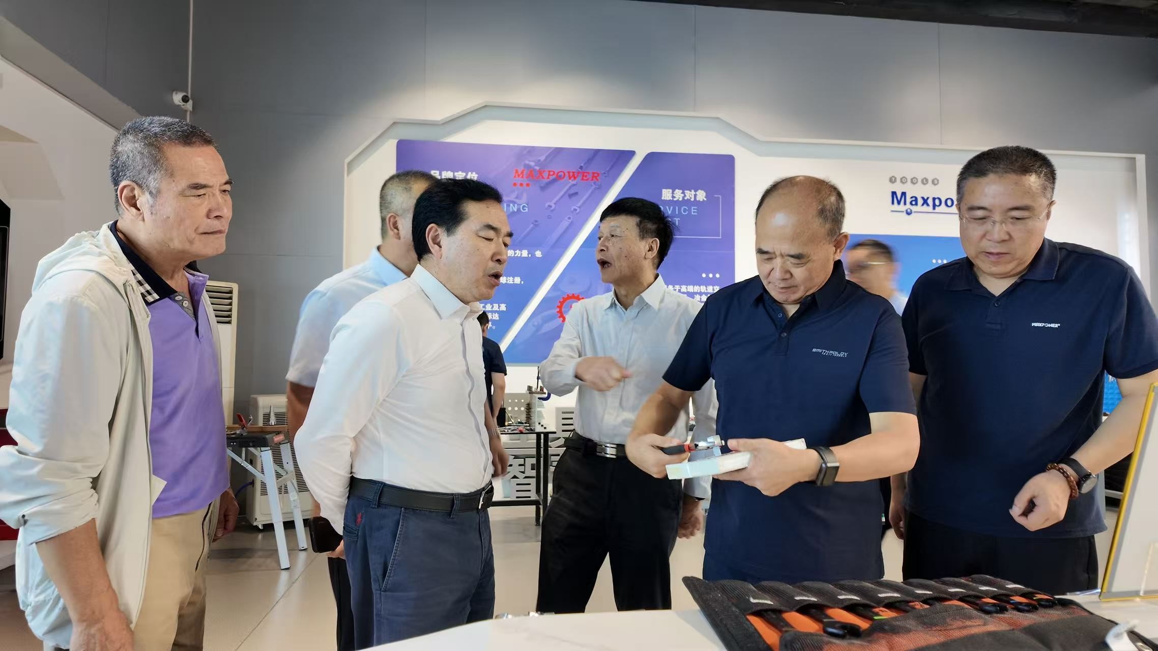 中国五金交电化工商业协会调研文登尊龙凯时工具集团 盛赞其行业标杆作用(图2) 22.jpg