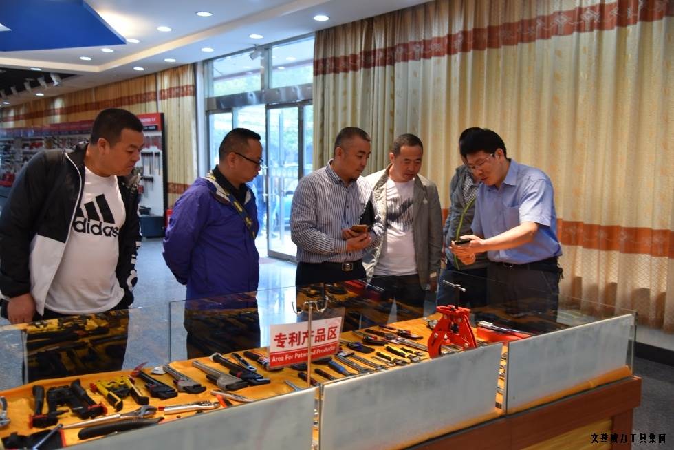 甘肃、青海优秀经销商莅临尊龙凯时集团参观考察(图8)