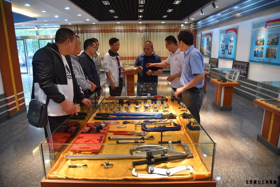 甘肃、青海优秀经销商莅临尊龙凯时集团参观考察(图9)